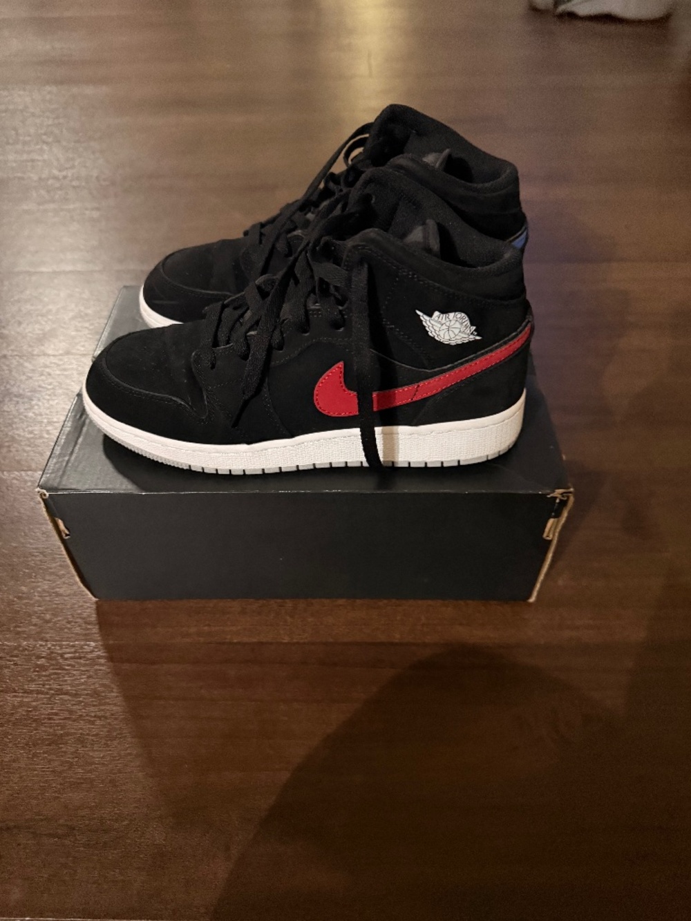 Boys Air Jordan 1 Mid .. Excellent Condition .. size 6